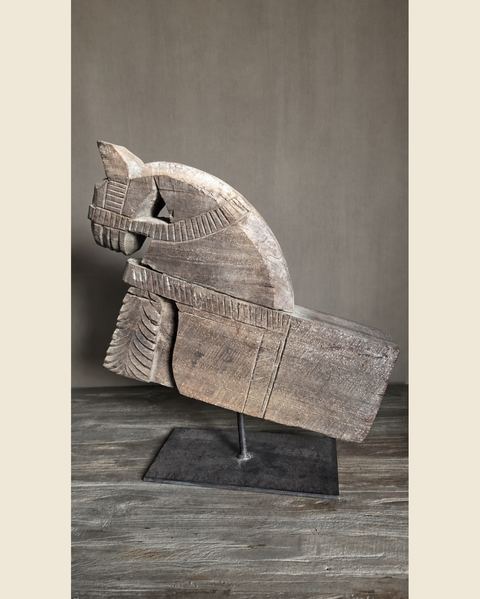 Oud houten paardenornament op standaard, Aura Peeperkorn, bij Mahieu&Merckx