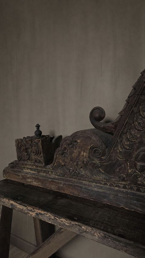 Adembenemend monumentaal houten ornament, detail 2