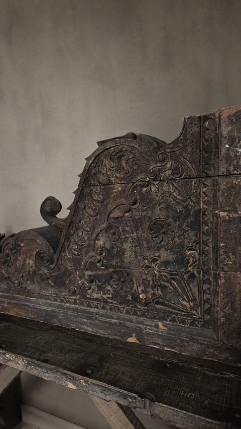 Adembenemend monumentaal houten ornament, detail 3
