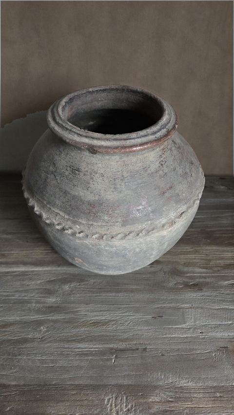 Authentieke ronde aardewerken kruik, detail 2