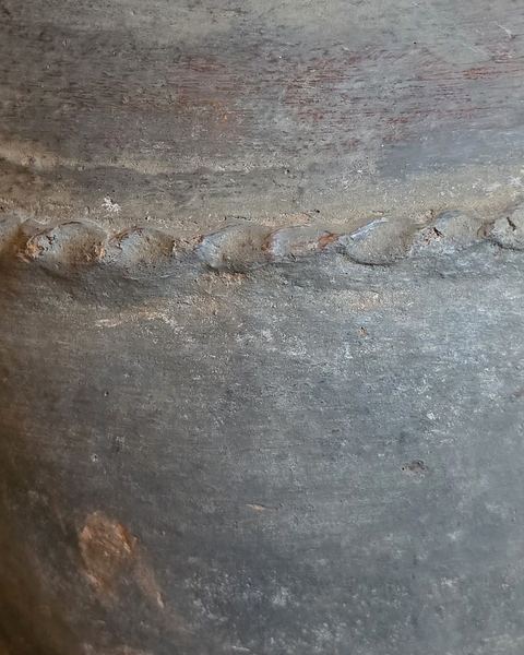 Authentieke ronde aardewerken kruik, detail 5