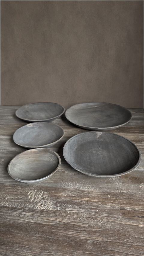 Set van vijf handgevormde houten schalen, detail 2