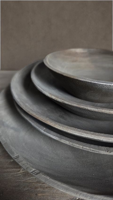 Set van vijf handgevormde houten schalen, detail 3