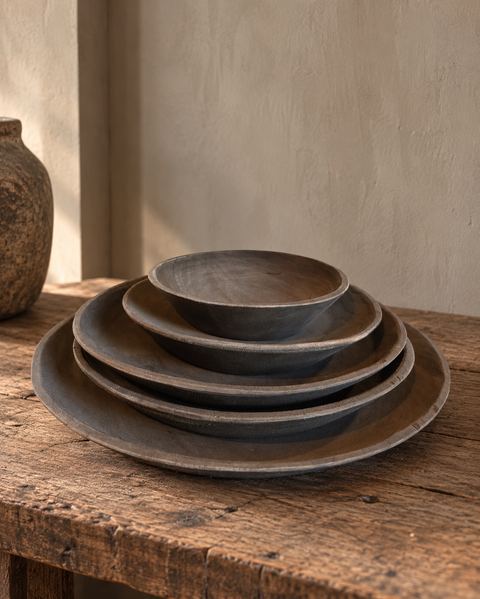 Set van vijf handgevormde houten schalen, detail 4