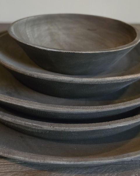 Set van vijf handgevormde houten schalen, detail 5