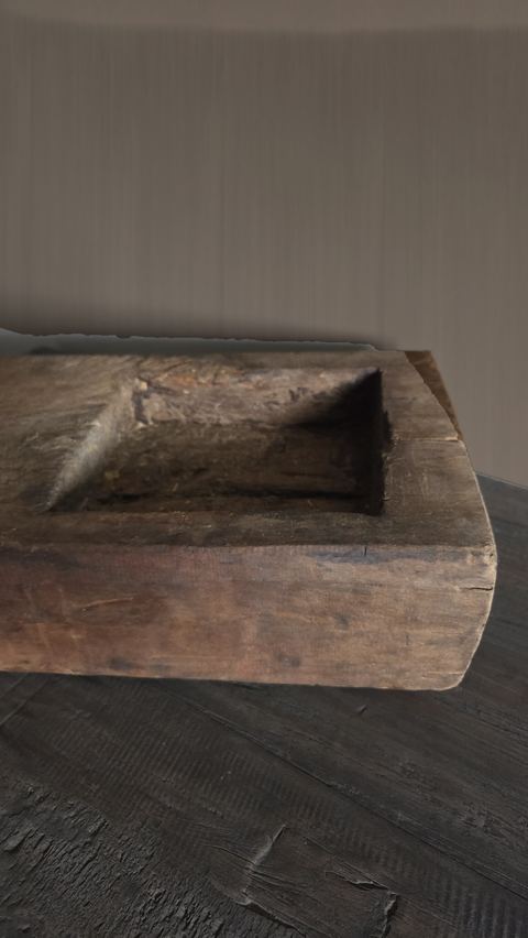 Oude houten lade met metalen handgreep, detail 2