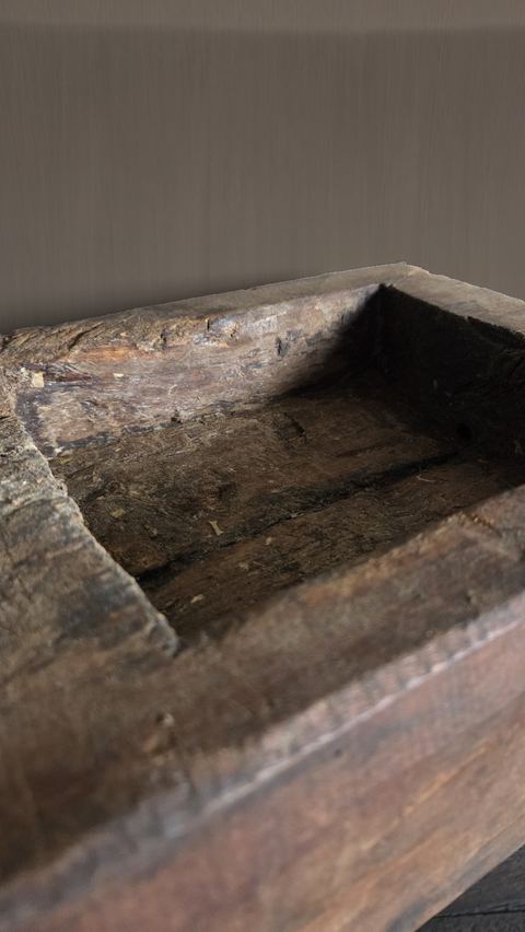 Oude houten lade met metalen handgreep, detail 3