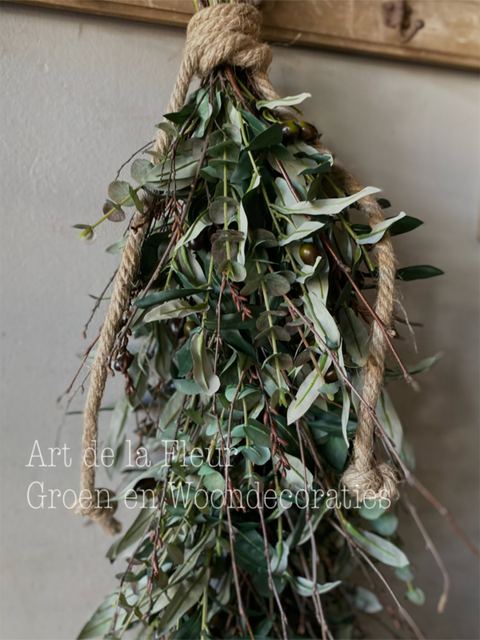 Toef met kunst olijf, 2 soorten eucalyptus 80 cm grof gebonden, detail 2