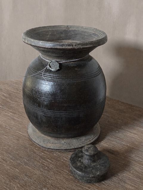 Oude houten pot met deksel, detail 2