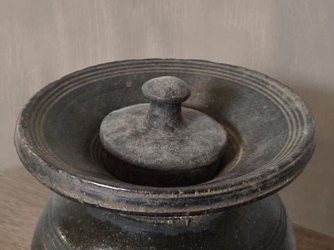 Oude houten pot met deksel, detail 3