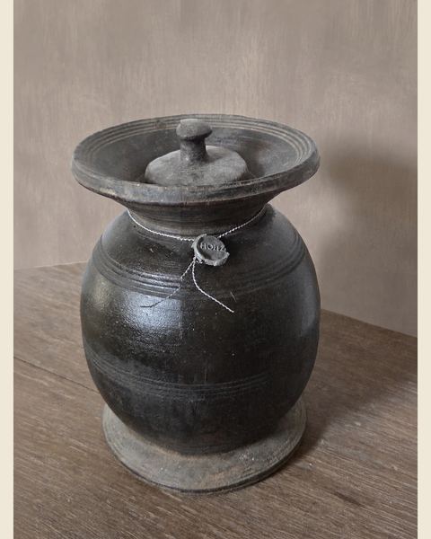 Oude houten pot met deksel, Hoffz, bij Mahieu&Merckx