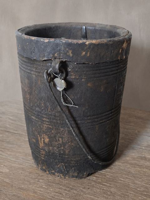 Verweerde houten emmer met hengsel, detail 2