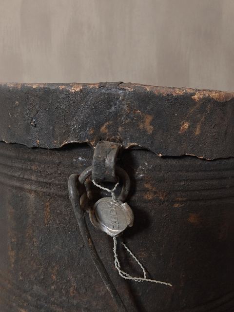 Verweerde houten emmer met hengsel, detail 3