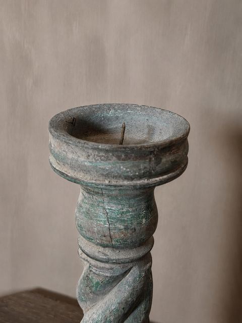 Verweerde houten kandelaar met gedraaide stam, detail 2