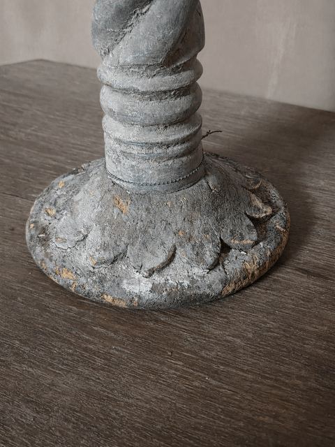 Verweerde houten kandelaar met gedraaide stam, detail 3