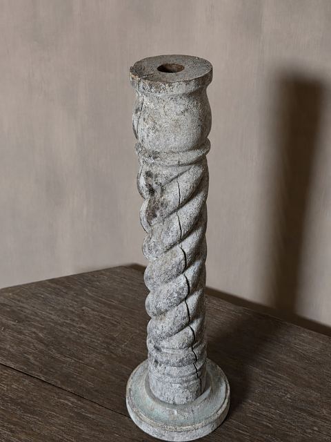 Hoge vintage houten kandelaar met gedraaide zuil, detail 2