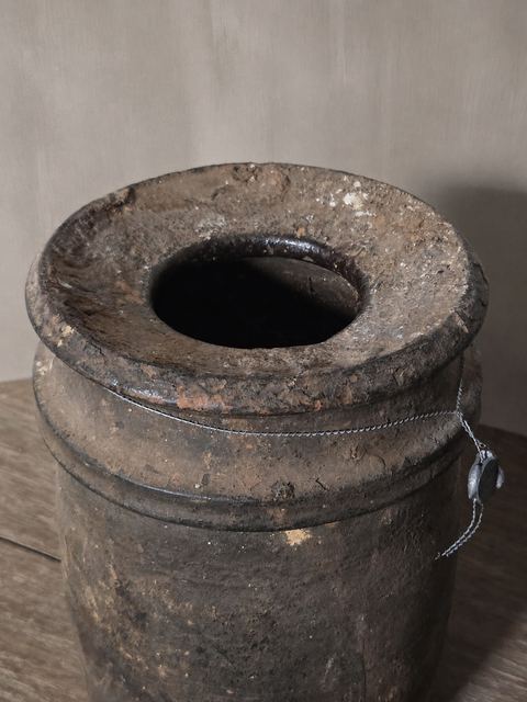 Nepalese houten pot, detail 2