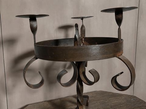 IJzeren kandelaar met 3 kaarsplateaus, detail 2