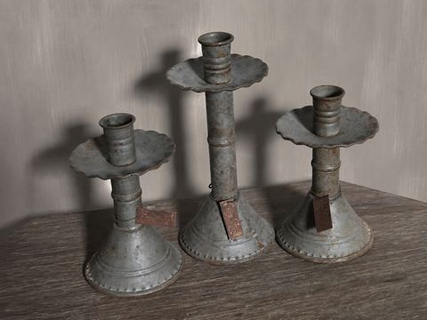 Set van 3 metalen kandelaars met vintage patina, detail 2
