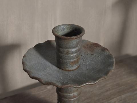 Set van 3 metalen kandelaars met vintage patina, detail 3