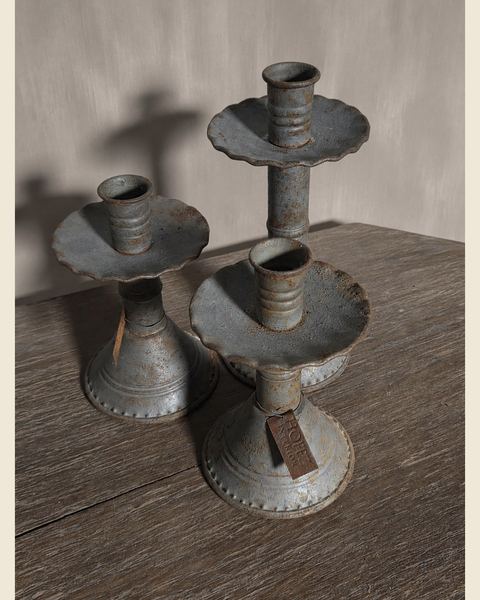 Set van 3 metalen kandelaars met vintage patina, Hoffz, bij Mahieu&Merckx
