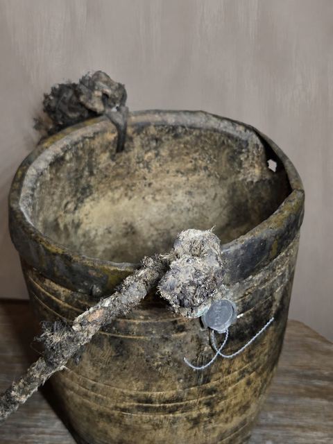 Authentieke oude houten emmer met touw, detail 2