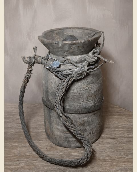 Oude Nepalese houten kruik met touw, Hoffz, bij Mahieu&Merckx