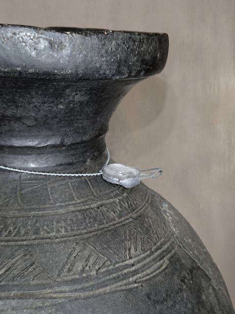 Authentieke kruik in zwart aardewerk met gegraveerde details, detail 3