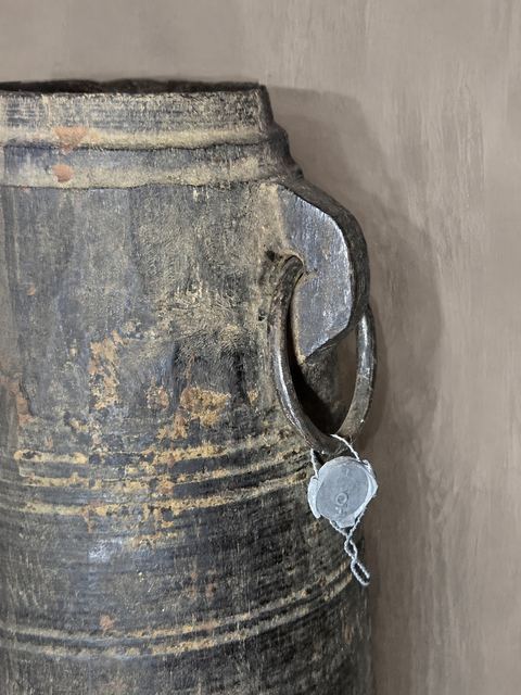 Authentieke houten kruik met deksel en metalen handgrepen, detail 2