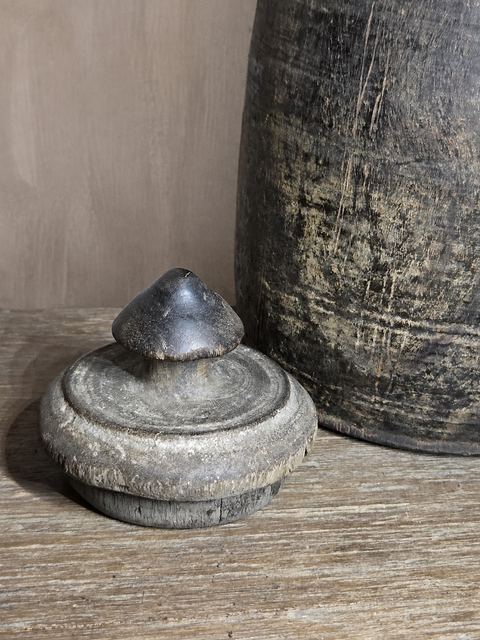 Authentieke houten kruik met deksel en metalen handgrepen, detail 3
