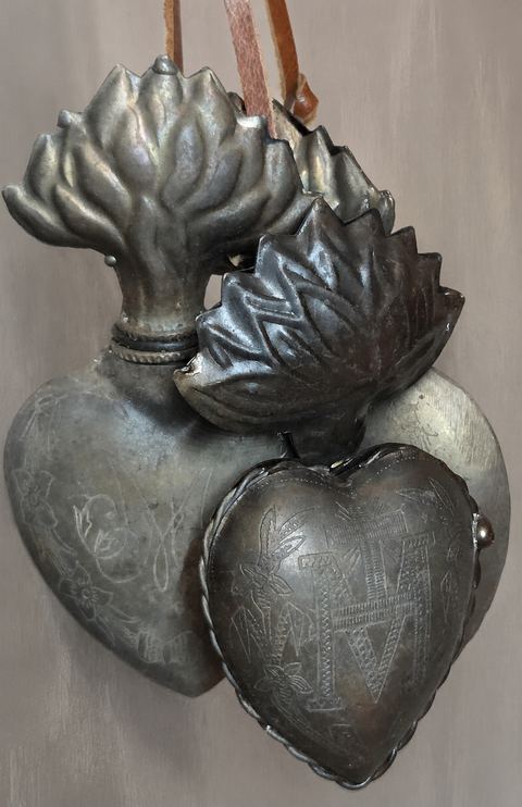 Decoratieve hartenhanger – verweerd metaal met leren koord, detail 2