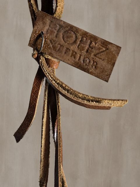 Decoratieve hartenhanger – verweerd metaal met leren koord, detail 3