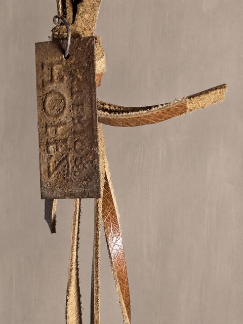Decoratieve hartenhanger – verweerd metaal met leren koord, detail 2