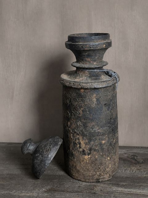 Authentieke Nepalese houten pot met deksel, detail 2