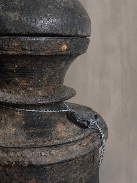 Authentieke Nepalese houten pot met deksel, detail 3