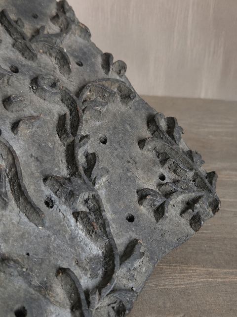Uniek houten drukblok met abstract reliëf, detail 3