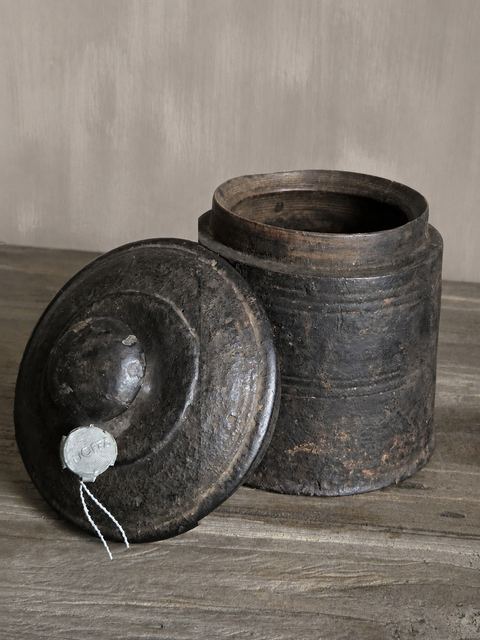Authentiek houten potje met deksel, detail 2