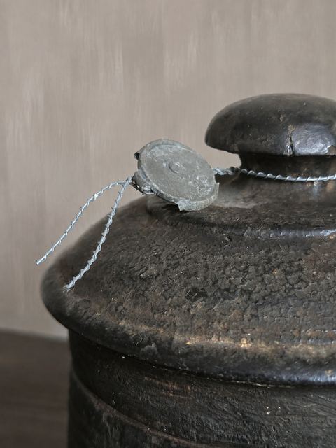 Authentiek houten potje met deksel, detail 3