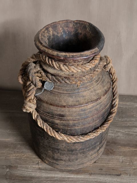 Stoere houten kruik met robuust touw, detail 2