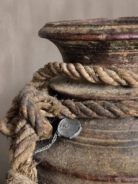 Stoere houten kruik met robuust touw, detail 3