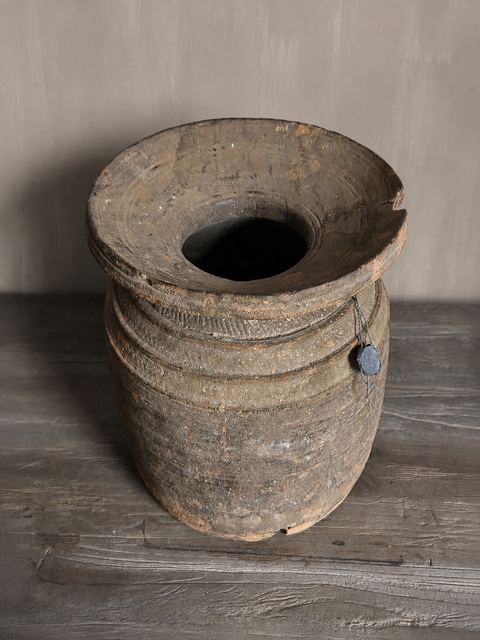 Oude houten pot met doorleefde patina, detail 2