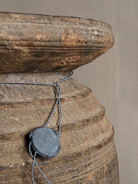 Oude houten pot met doorleefde patina, detail 3