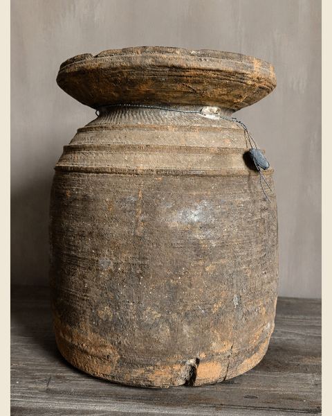Oude houten pot met doorleefde patina, Hoffz, bij Mahieu&Merckx