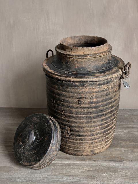 Oud houten kruikje met deksel, detail 2