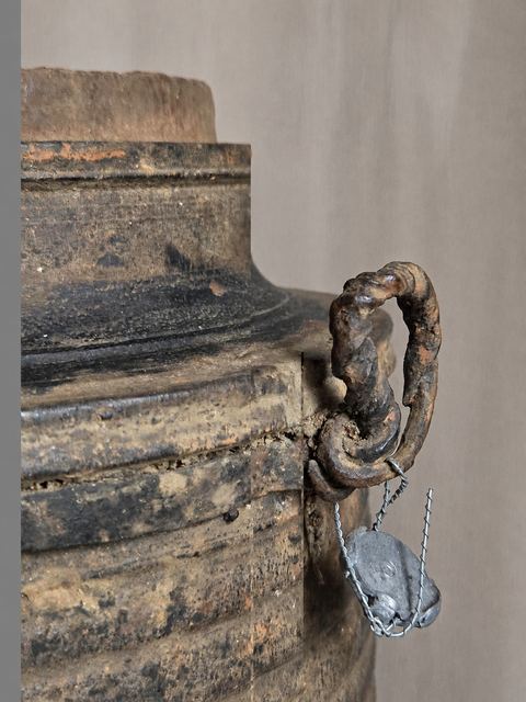 Oud houten kruikje met deksel, detail 3