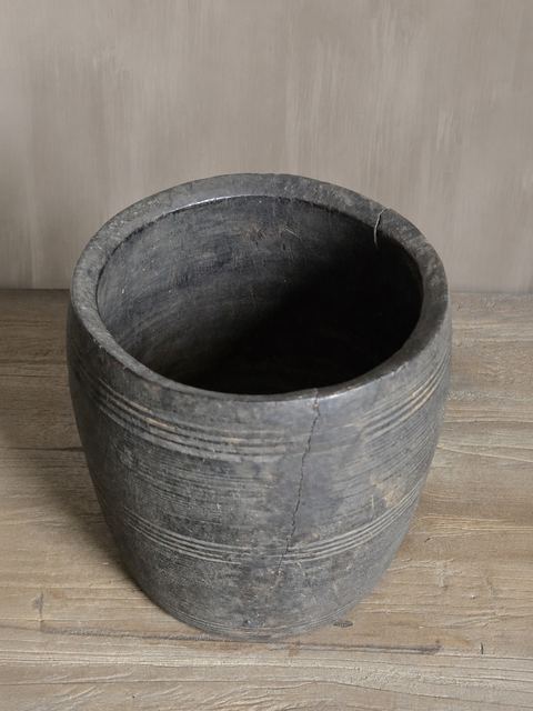 Authentieke oude  pot – donker doorleefd, detail 2