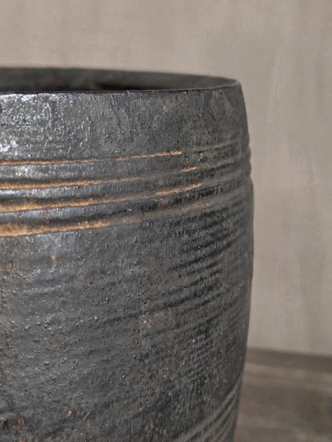 Authentieke oude  pot – donker doorleefd, detail 3