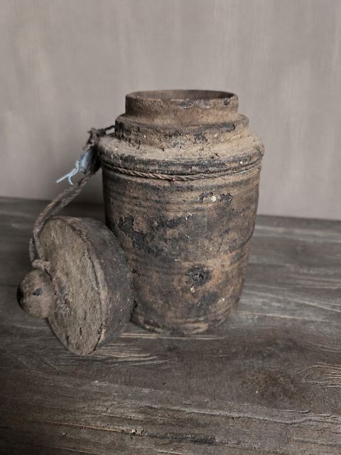 Oud houten potje met deksel en authentiek touw, detail 2