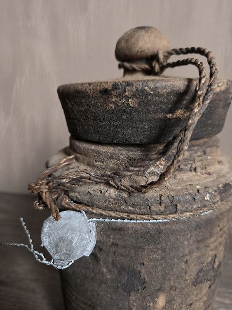 Oud houten potje met deksel en authentiek touw, detail 3