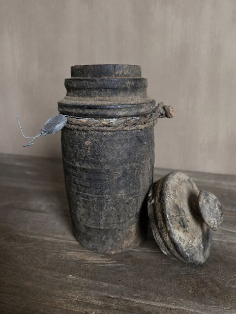 Oud houten potje met deksel, detail 2